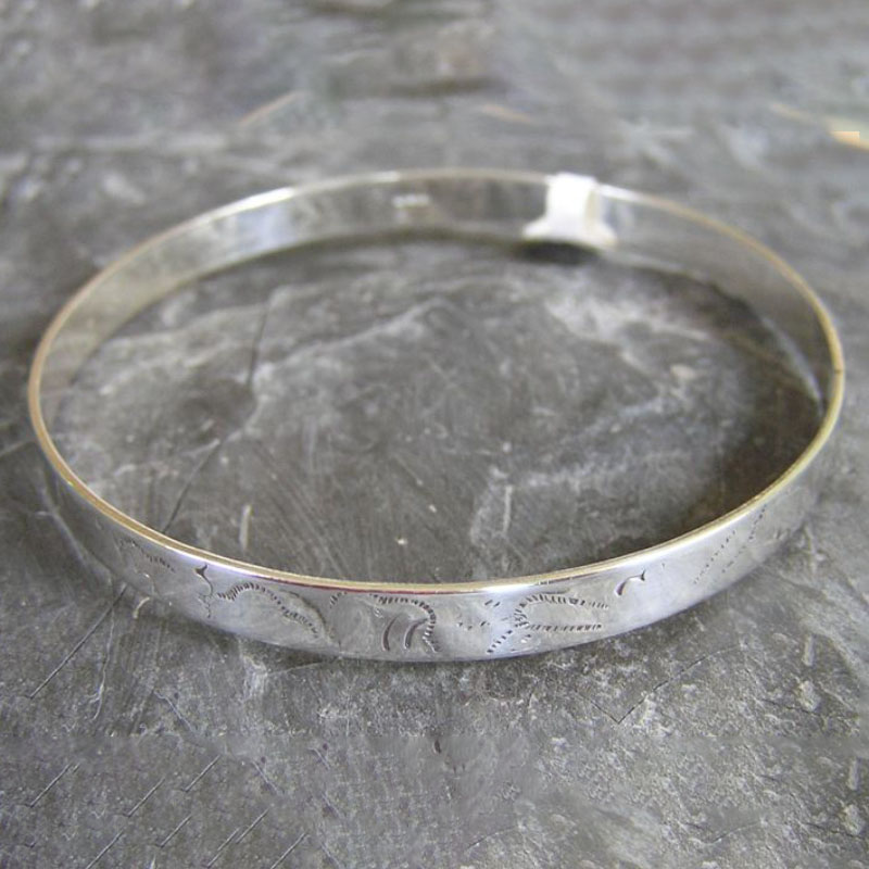 Silver cloud patterned bangle