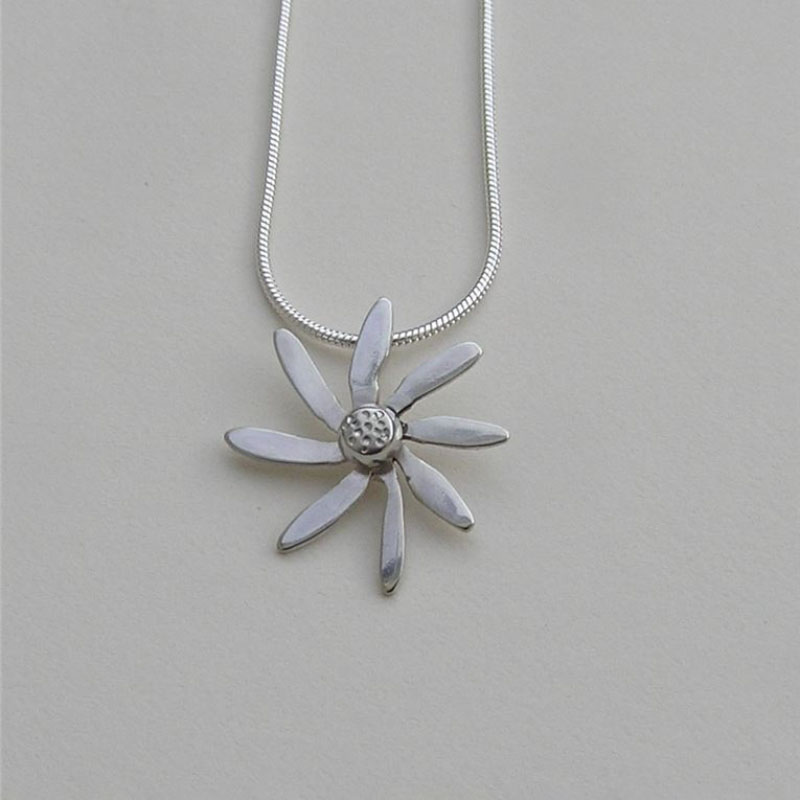 Silver daisy pendant